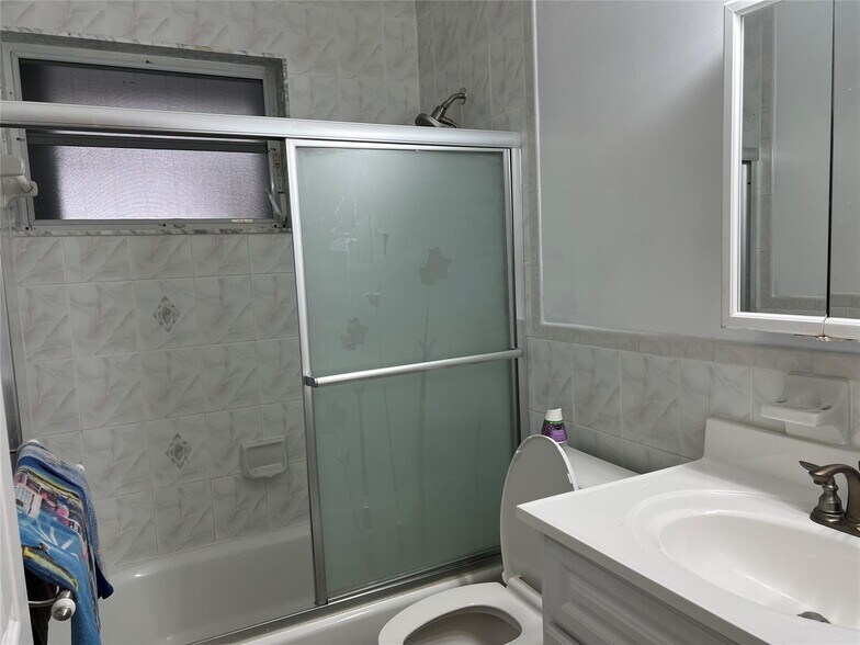 Building Photo - 7400 SW 37th Ct