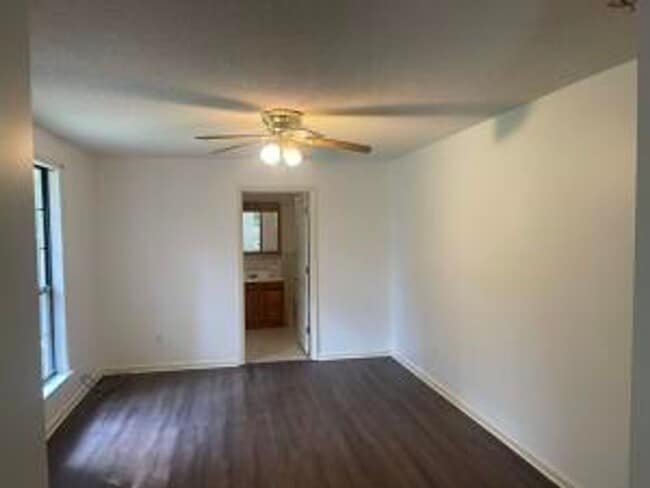 Building Photo - A Getaway Near the Lake- 3 Bedroom, 2 Bath...