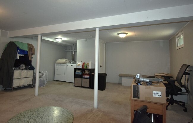 Building Photo - Impeccably maintained & updated 3 bedroom ...
