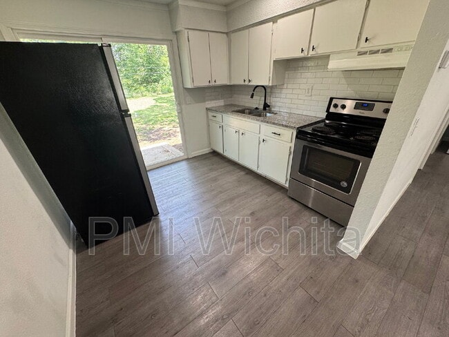 Building Photo - 420 W Mahoney Dr