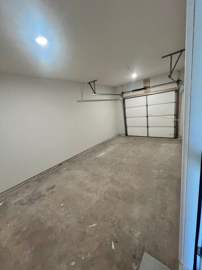 Building Photo - 672 E Garfield St