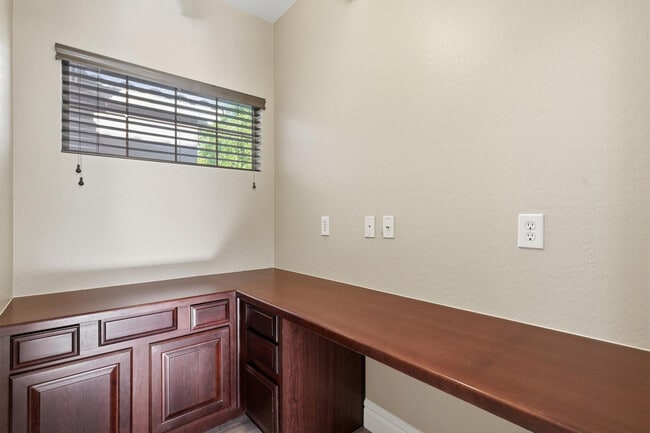 Building Photo - 16809 W Magnolia St