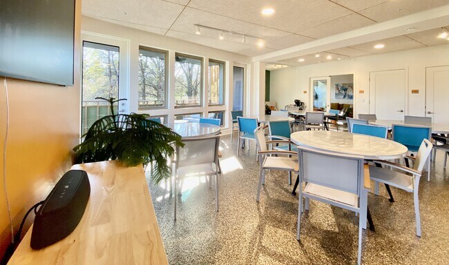 Building Photo - 610 Trent Dr