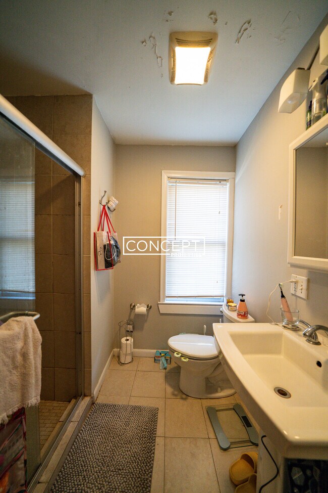 Building Photo - 4 Iroquois St