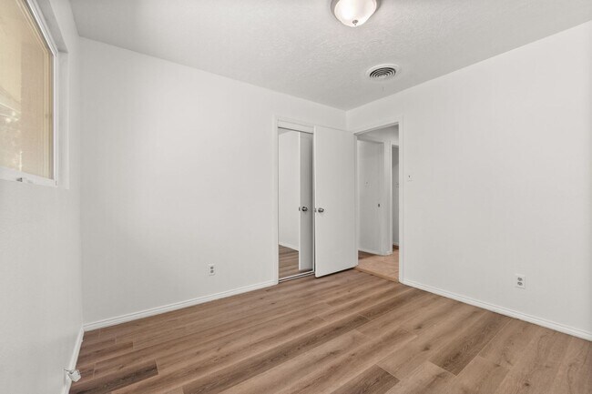Building Photo - Large 4 Bedroom 2 Bath House