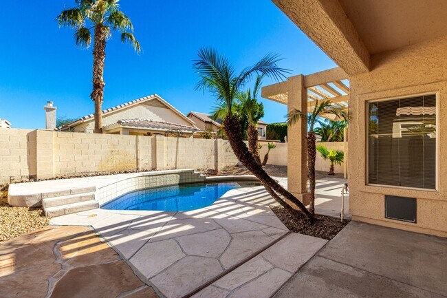 Building Photo - Beautiful 3 bedroom home in Ahwatukee Foothills with sparkling pool!