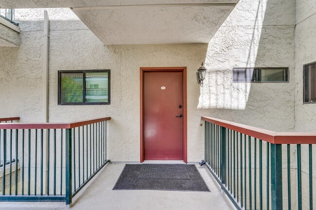 Building Photo - Large, Comfy 2BR, 2BA Condo with Convenient Location