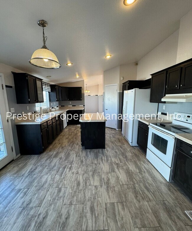 Building Photo - This 4/2 Vail Manufactured Home Is On A 1 Acre Lot!!!