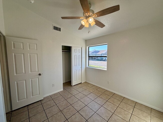 Building Photo - Centrally Located Townhouse