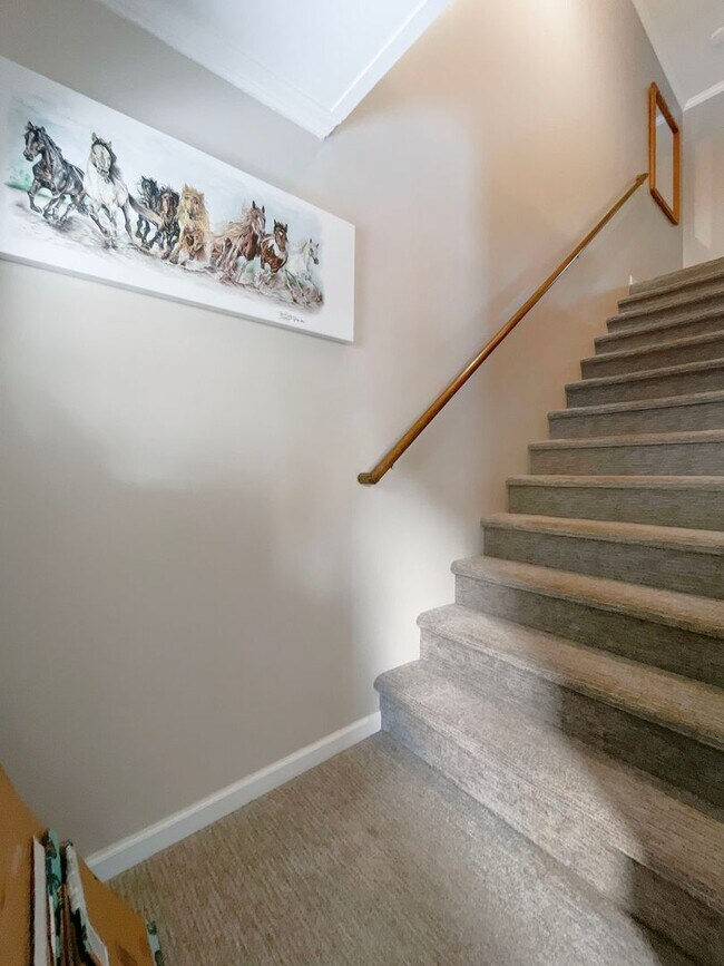 Building Photo - On Bus Route! 2bed/2.5 Bath, Sunny Town House!