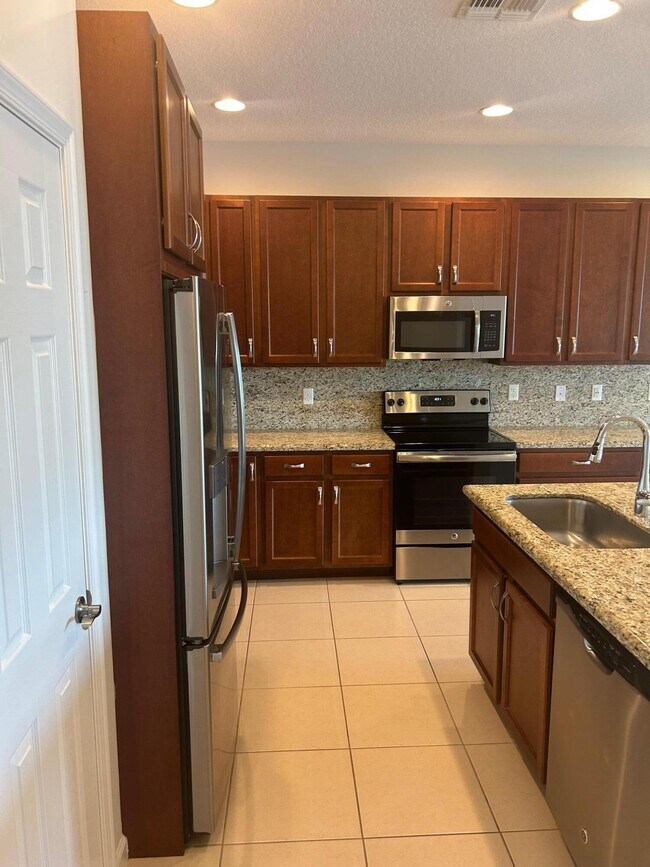 Building Photo - 11066 SW Sunrise Lk Ter