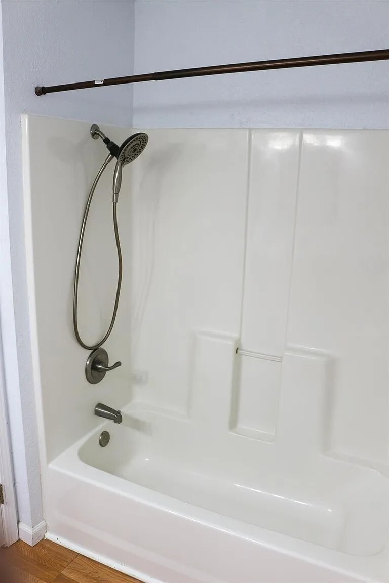 bathtub - 250 Del Verde Cir