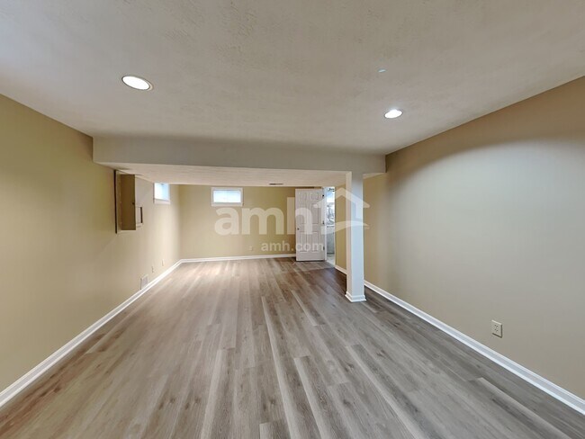 Building Photo - 4626 Laurel View Dr