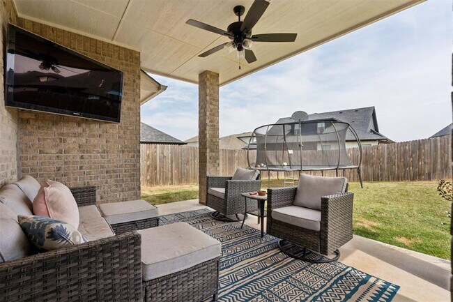 Building Photo - 2232 Los Angeles Ave