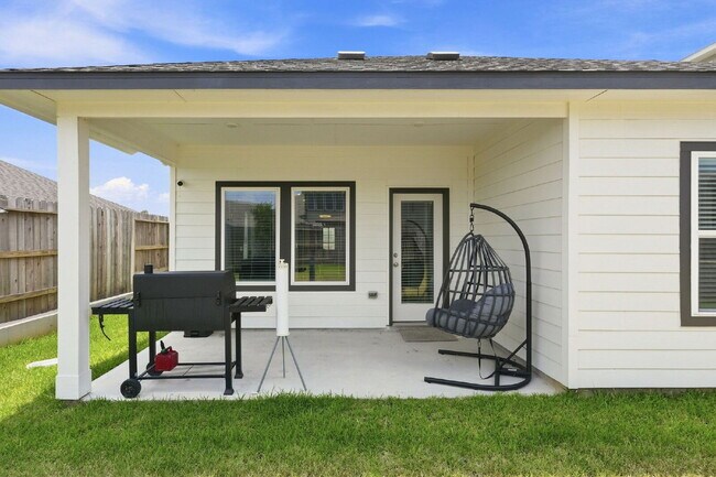 Building Photo - Gorgeous like new home in Montgomery Oaks!