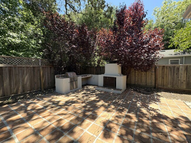 Building Photo - Spacious 3BR + Office | 2,150 SF | 2-Car Garage | Prime Menlo Park