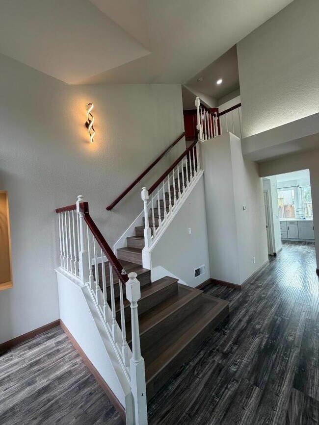 Building Photo - 5572 Tan Oak Dr