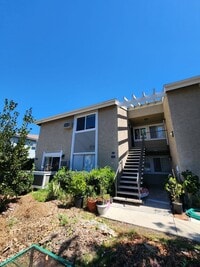 Building Photo - 3 Bedroom 2 Bath Upper Unit in Mira Mesa