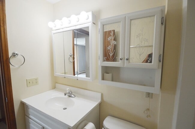 Building Photo - Holden Condo: 1 Bed 1 Bath