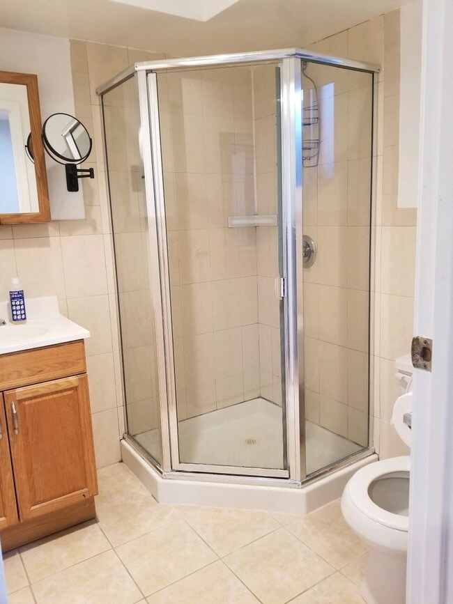 Building Photo - Remodeled 1BR/1BA garden apartment in Cent...