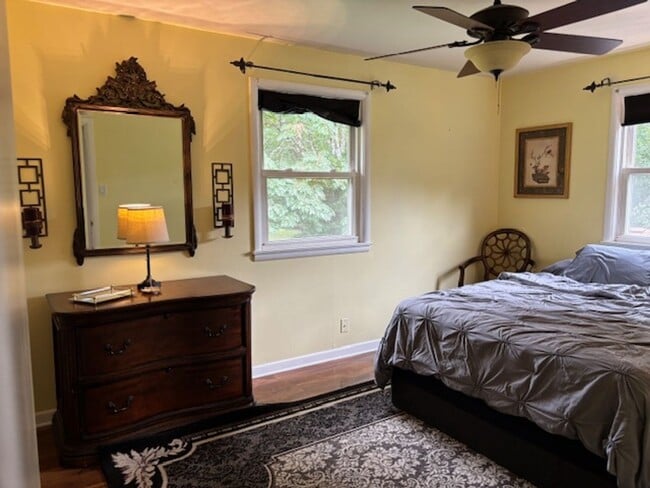 Building Photo - Knoxville 37921 - 3 bedroom, 1 Bath Upstairs Unit,  - Contact Troy Adams (865) 233-6949