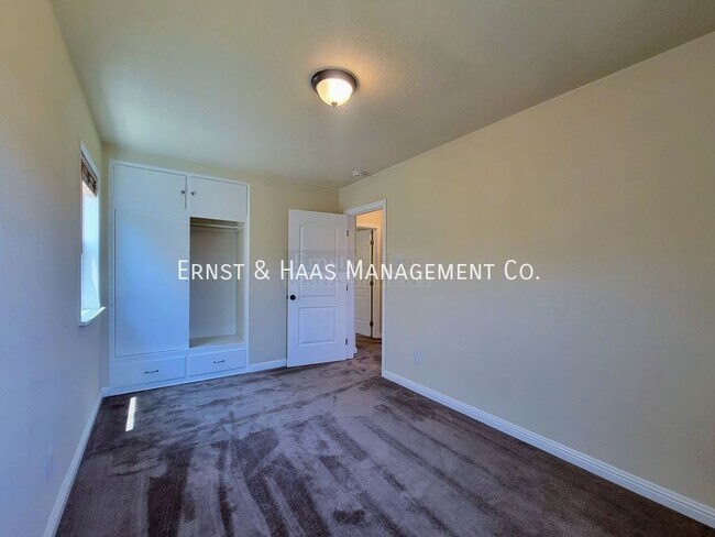 Building Photo - 15132 S Frailey Ave