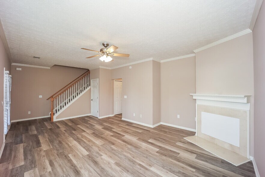Building Photo - 55 Roxbury Ln