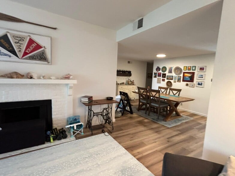 Building Photo - 310 Tahiti Way