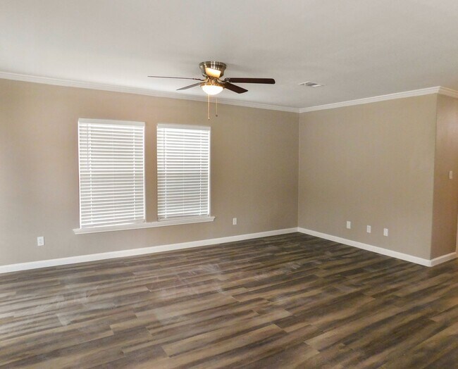 Building Photo - 155 Varsity Dr
