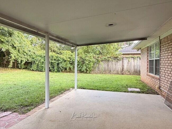 Building Photo - 2520 Southern Oaks Dr