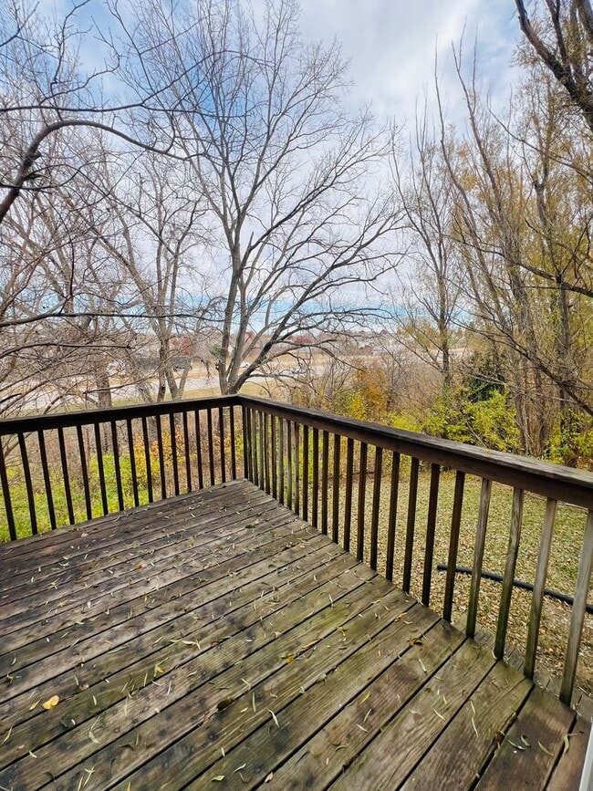 Building Photo - RENOVATED 4 bed 3.5 bath Duplex - Available for IMMEDIATE move in