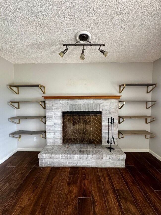 Building Photo - 3 Bedroom Tri-level in Briargate