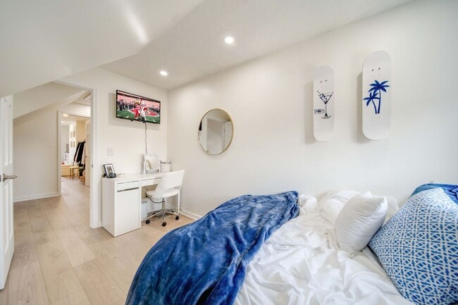 Building Photo - Ultimate 6-Bedroom House with Modern Kitchen, Baths & Private Parking!