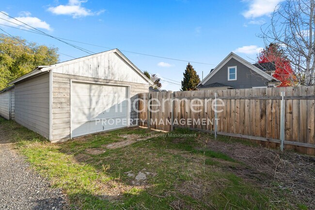 Building Photo - **Half off Full 1st Month's Rent** Beautif...