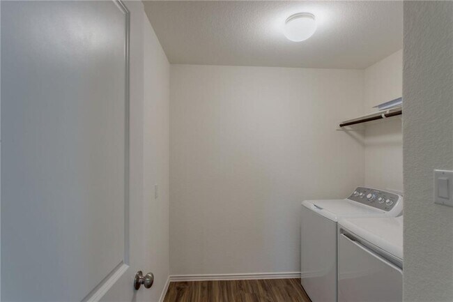 Building Photo - 6412 Laurencia Pl