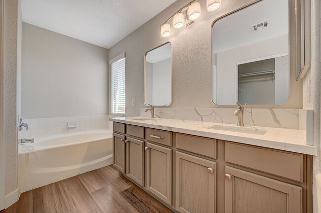 Building Photo - Gorgeous 5 Bedroom 3 Car Garage Home in th...