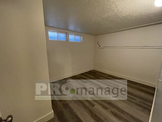 Building Photo - 205 8th St