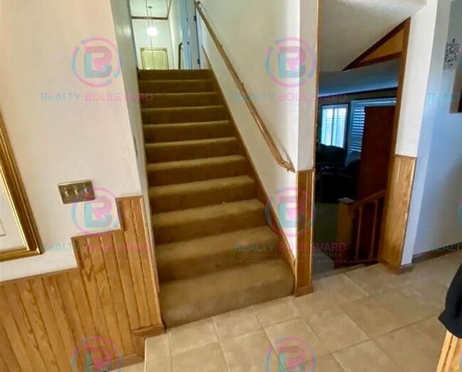 Building Photo - Spacious 4-bedroom, 3-bath home located in...