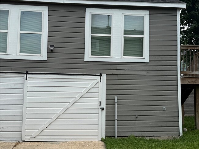 Building Photo - 515 Caplin St