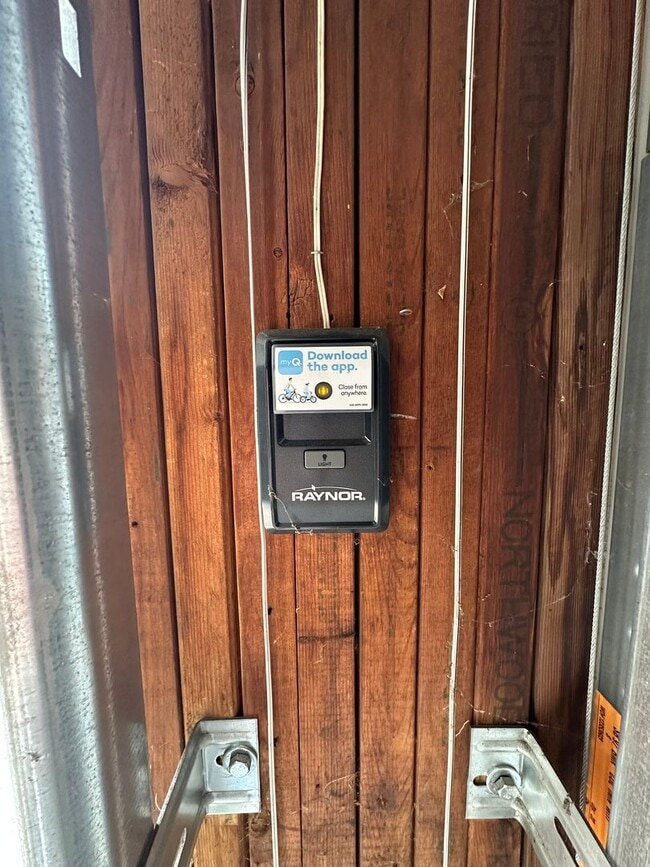 Building Photo - 2 Bedroom/1 Bath Apartment For Rent