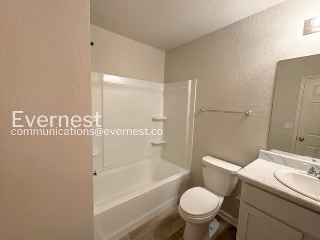 Building Photo - 4 Bed, 2 Bath Home with 2 Car Garage / Available Now!