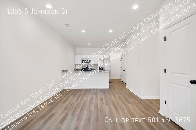 Building Photo - 1005 Johnson St