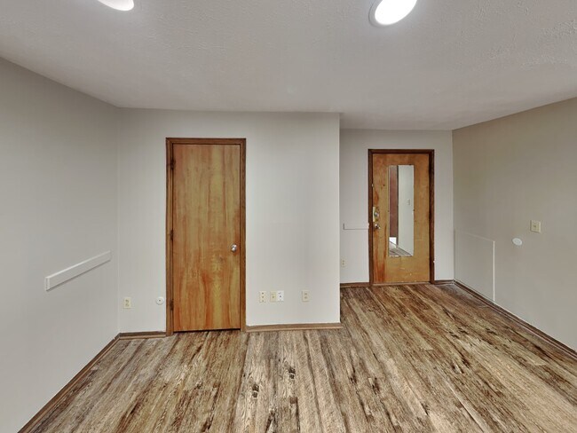 Building Photo - 49 E 14th Ave