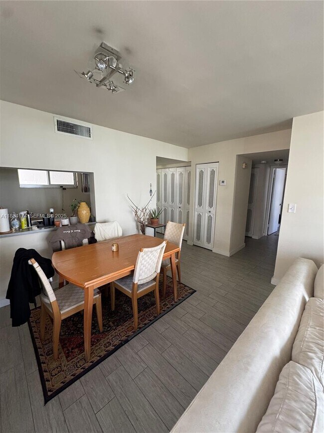 Building Photo - 1665 Bay Rd