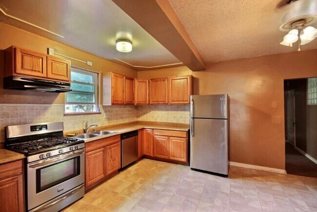 Building Photo - 1502 S. 10th St.