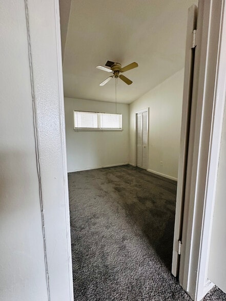 bedroom w/ tall ceilings - 3834 Glen Arbor Dr