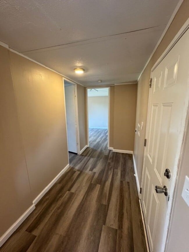 Building Photo - Newly Remodled 3 Bedroom 2 Bath Unit