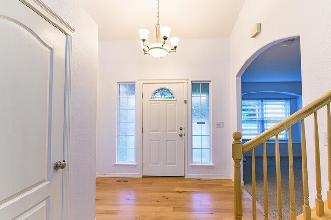 Building Photo - Private Oasis with Panoramic Mountain Views – 4 BR Plus Bonus Room / Office
