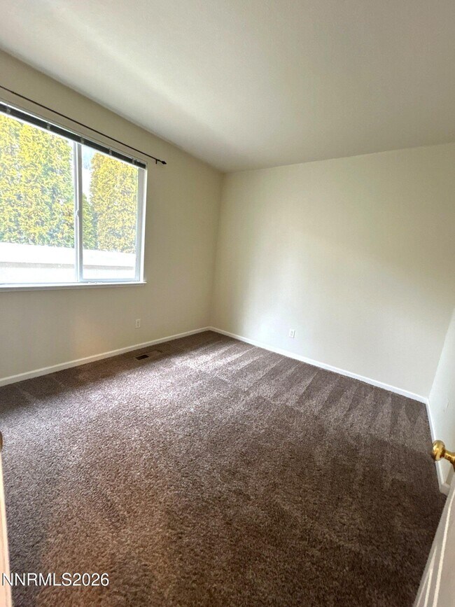 Building Photo - 3084 10 Mile Dr