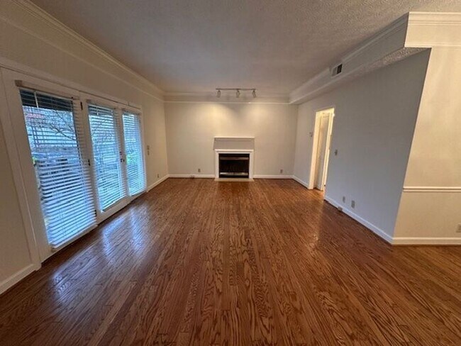 Building Photo - Spacious Townhouse in Woodlawn Area